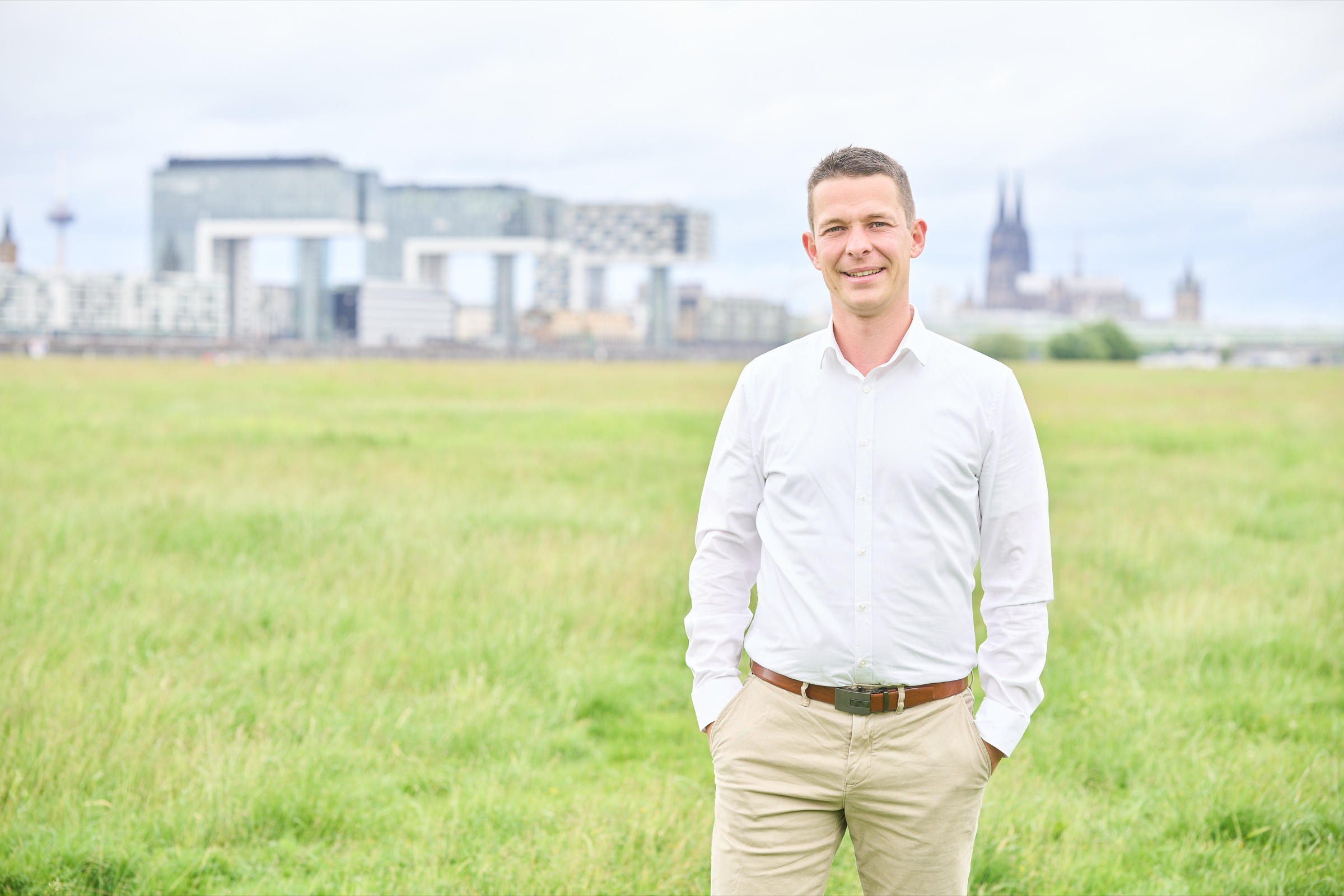 Patrick Faxel vor der Kölner Skyline mit Kranhäusern und Dom