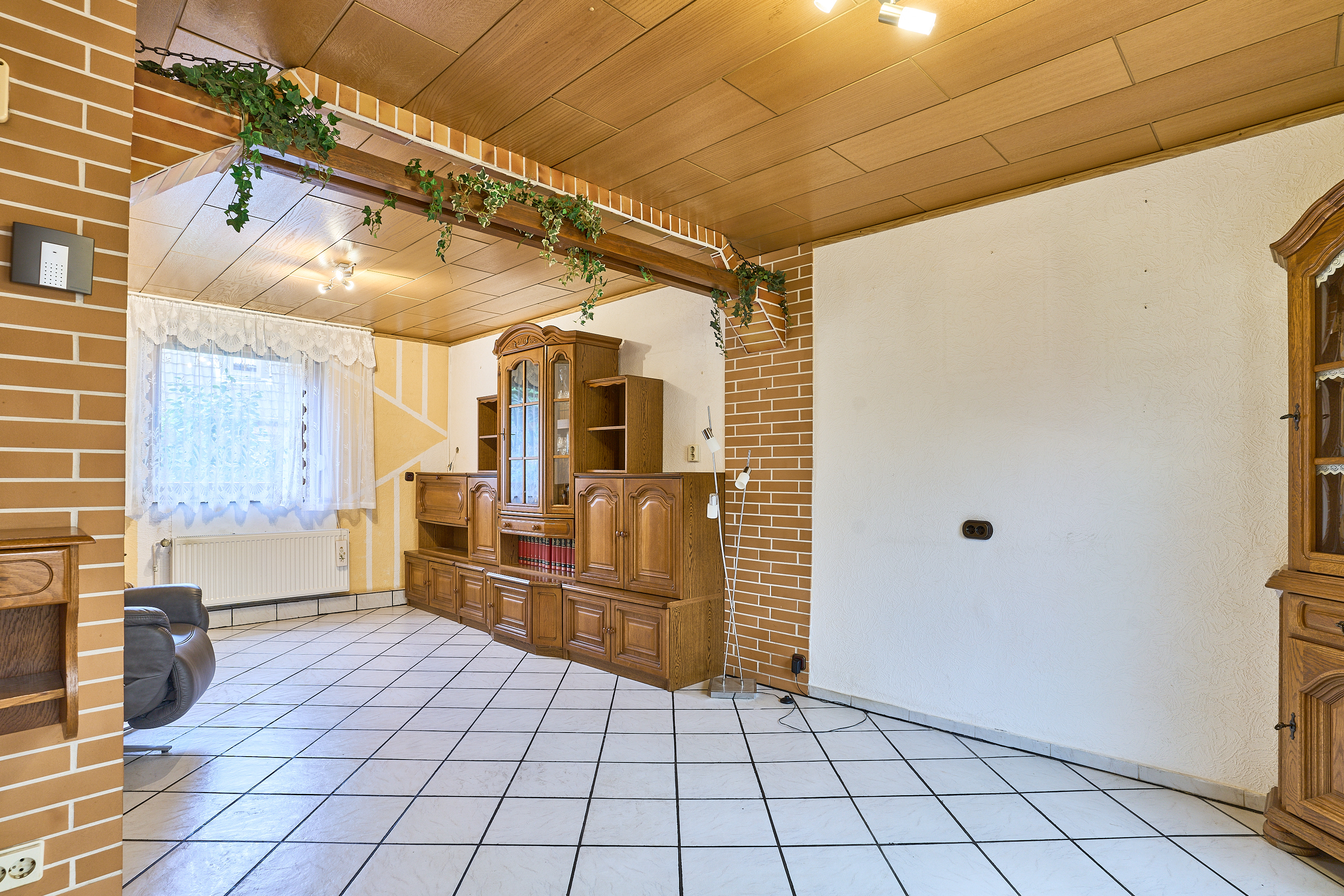 Doppelhaushälfte in Dormagen-Delhoven – viel Potenzial auf großzügigem 613 m²-Grundstück – Ansicht 3